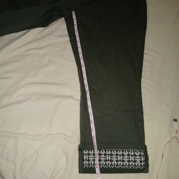 NYDJ Dayla Wide Cuff Capri W/Embroidered Topiary Jeans Size 14 - Picture 10 of 16